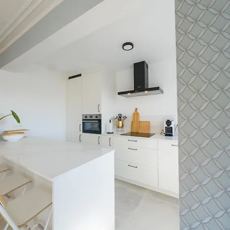 With 3 Bedrooms Near The Sea *