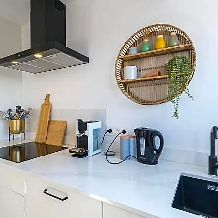 With 3 Bedrooms Near The Sea Lägenhet