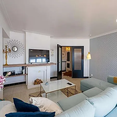 With 3 Bedrooms Near The Sea *